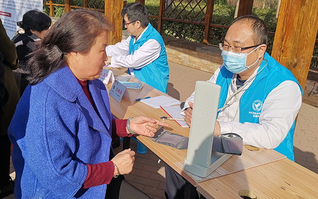 【学雷锋日】玩球,玩球(中国)举办“爱满京城，牵手智慧家医”志愿服务活动(图5)